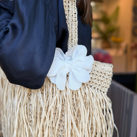 Bomboniera Fiori di Lena Estate Bag in Rafia con Fiore Bianco